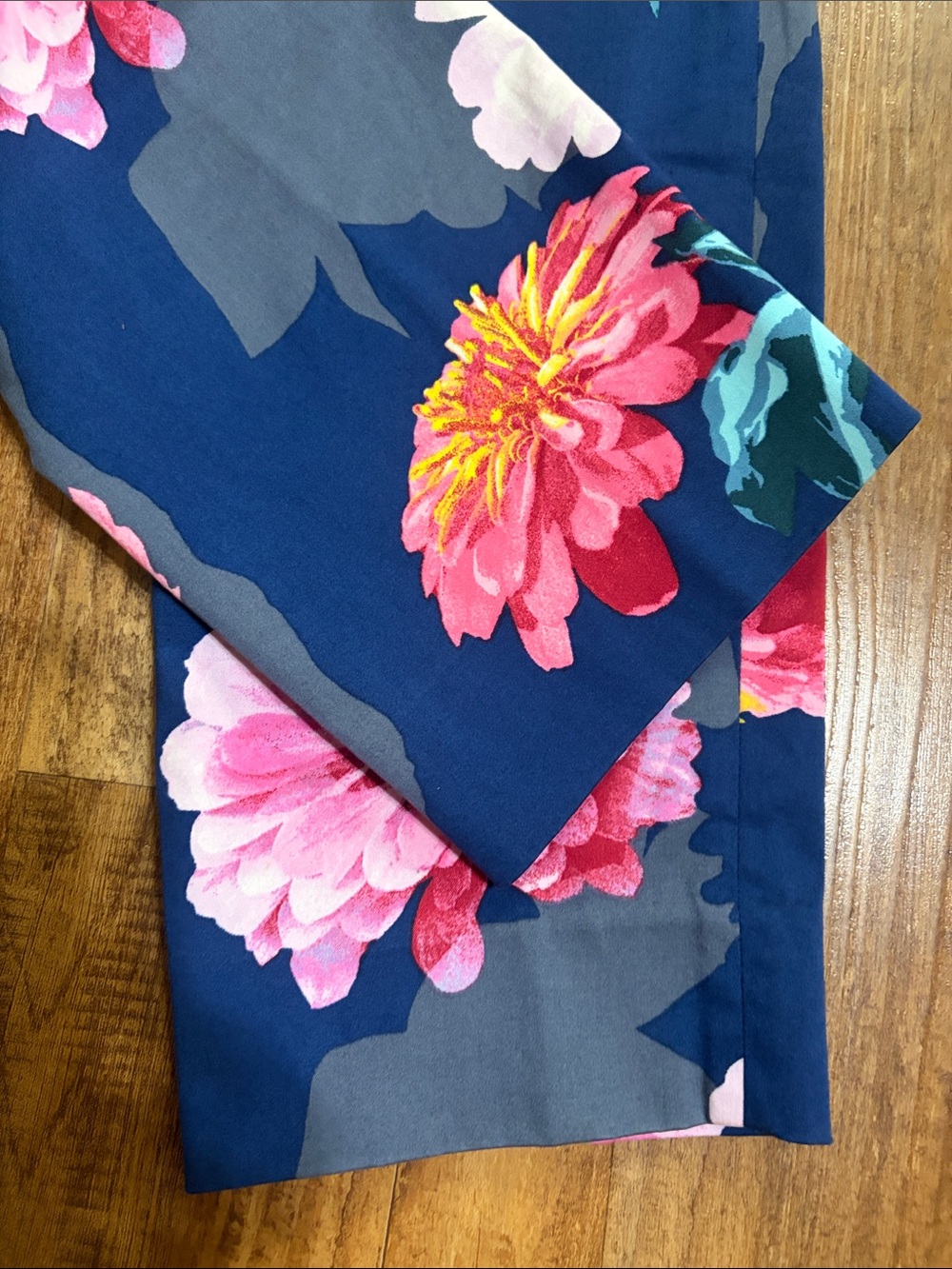 Banana Republic Avery Navy Floral Cropped Pants with Pink Blooms size 6 - Picture 4 of 9